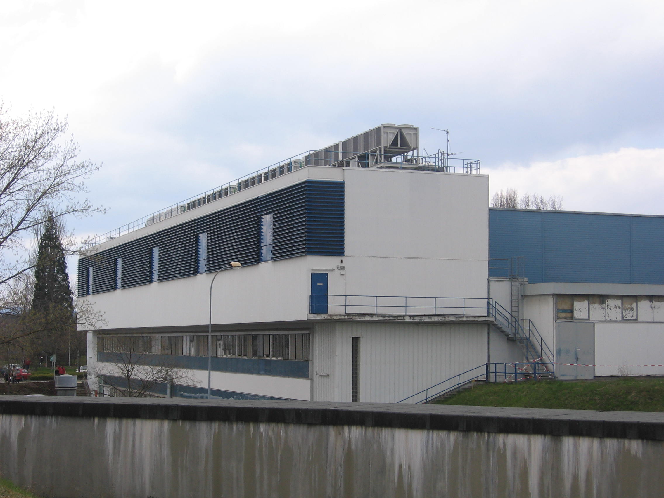 Edificio del centro de computación del CERN para el LHC, fotografiado por Julian Herzog el 6 de abril de 2008.