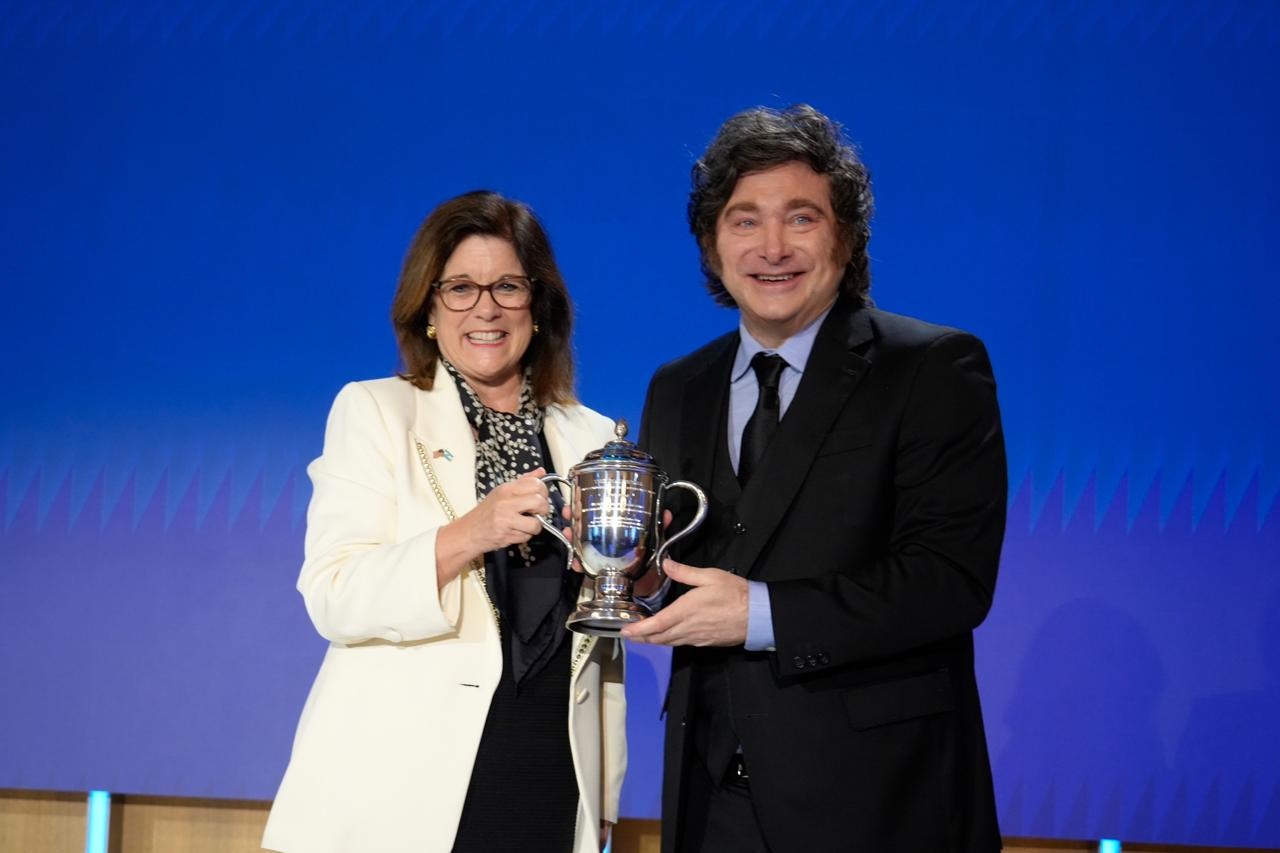 Javier Milei junto a Suzanne Clark con la distinción de la Cámara de Comercio de Estados Unidos, en la fotografía oficial del encuentro publicada el 15 de octubre de 2026.