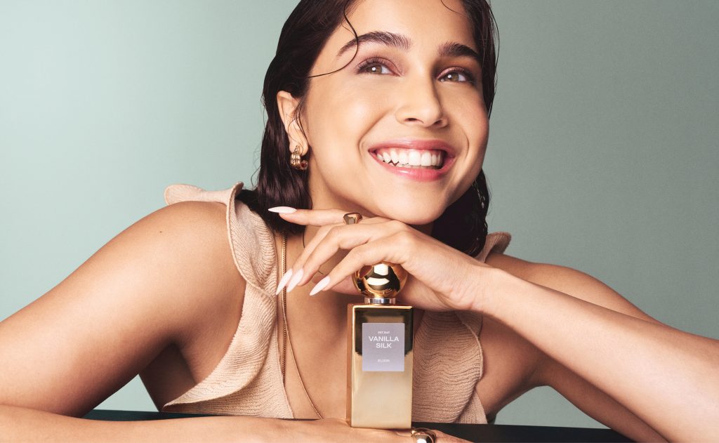 Sharvari con el perfume Vanilla Silk en la campaña de H&M Beauty India presentada en octubre de 2026.