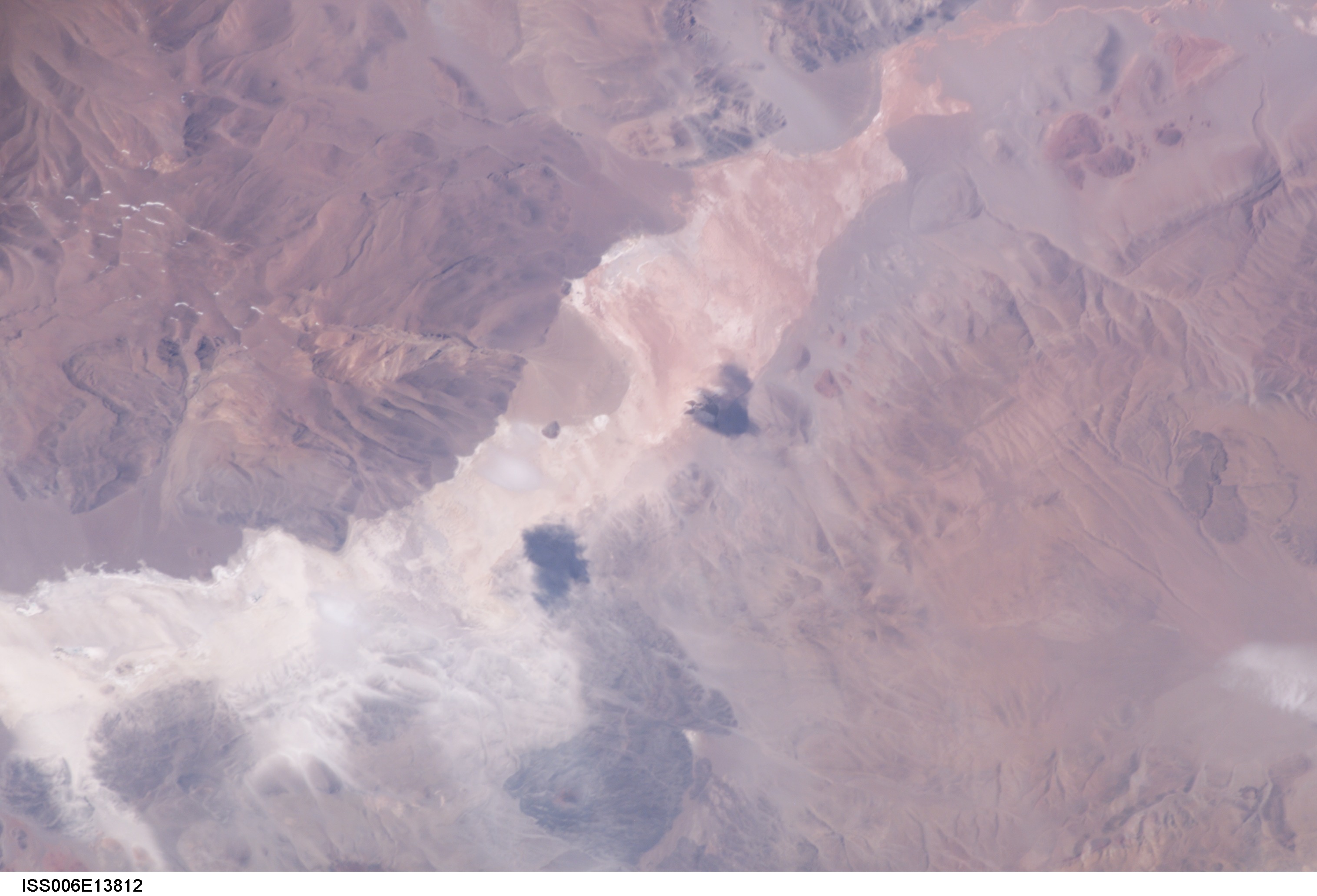 Vista del salar de Antofalla y su entorno desde la Estación Espacial Internacional el 2 de enero de 2003. Archivo; no muestra perforaciones de CleanTech.