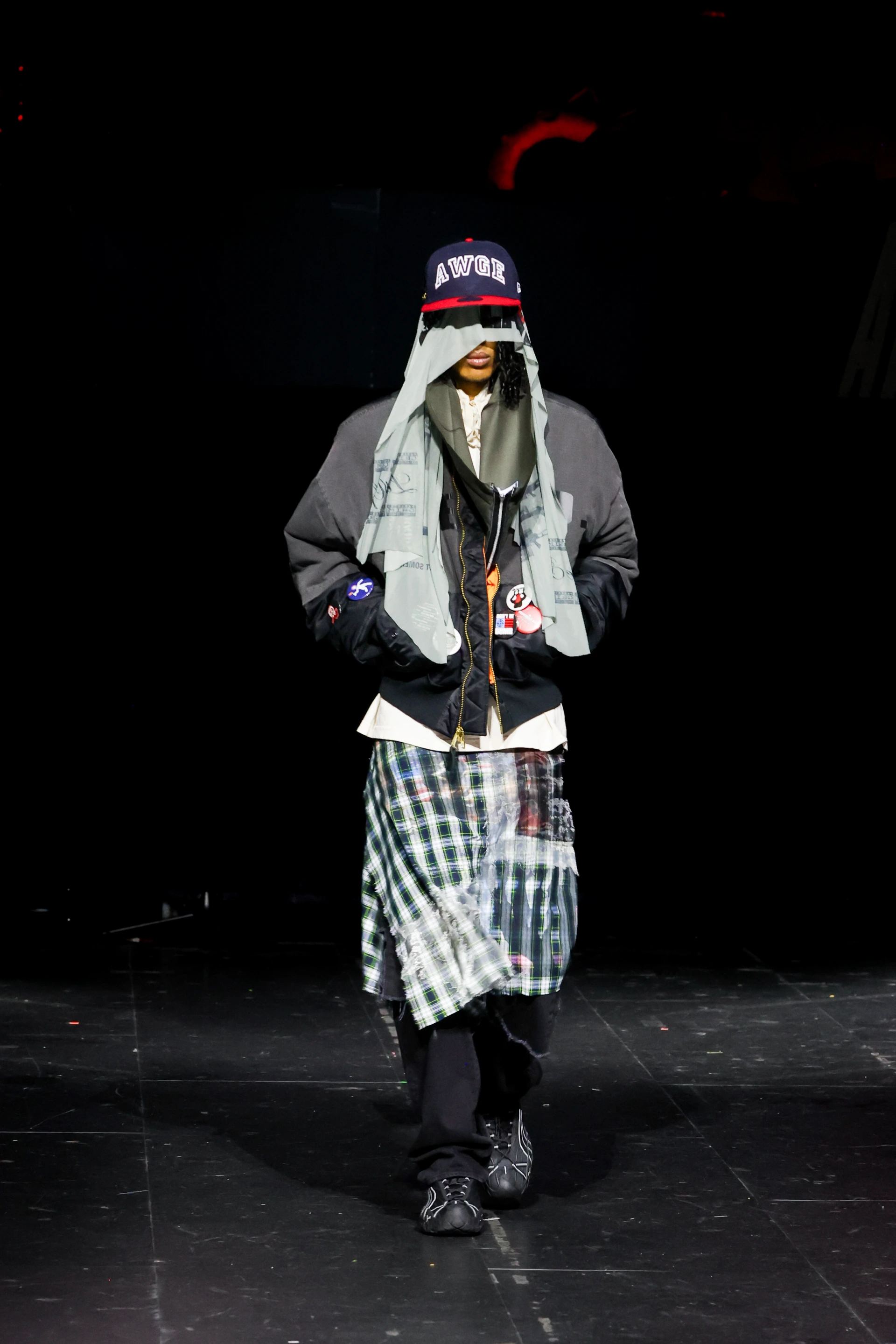 Modelo en la pasarela de AWGE primavera-verano 2027 en París, con prendas superpuestas y calzado de la colaboración con Puma. Fotografía del desfile difundida el 30 de septiembre de 2026.