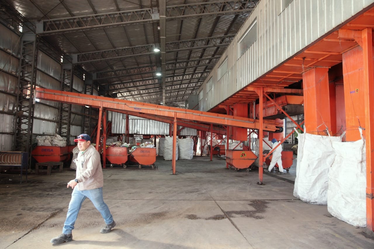 Interior de la planta de clasificación del Parque de Tecnologías Ambientales de San Juan, con cintas y bolsones de materiales. Archivo de 2022. No corresponde al convenio de 2026.