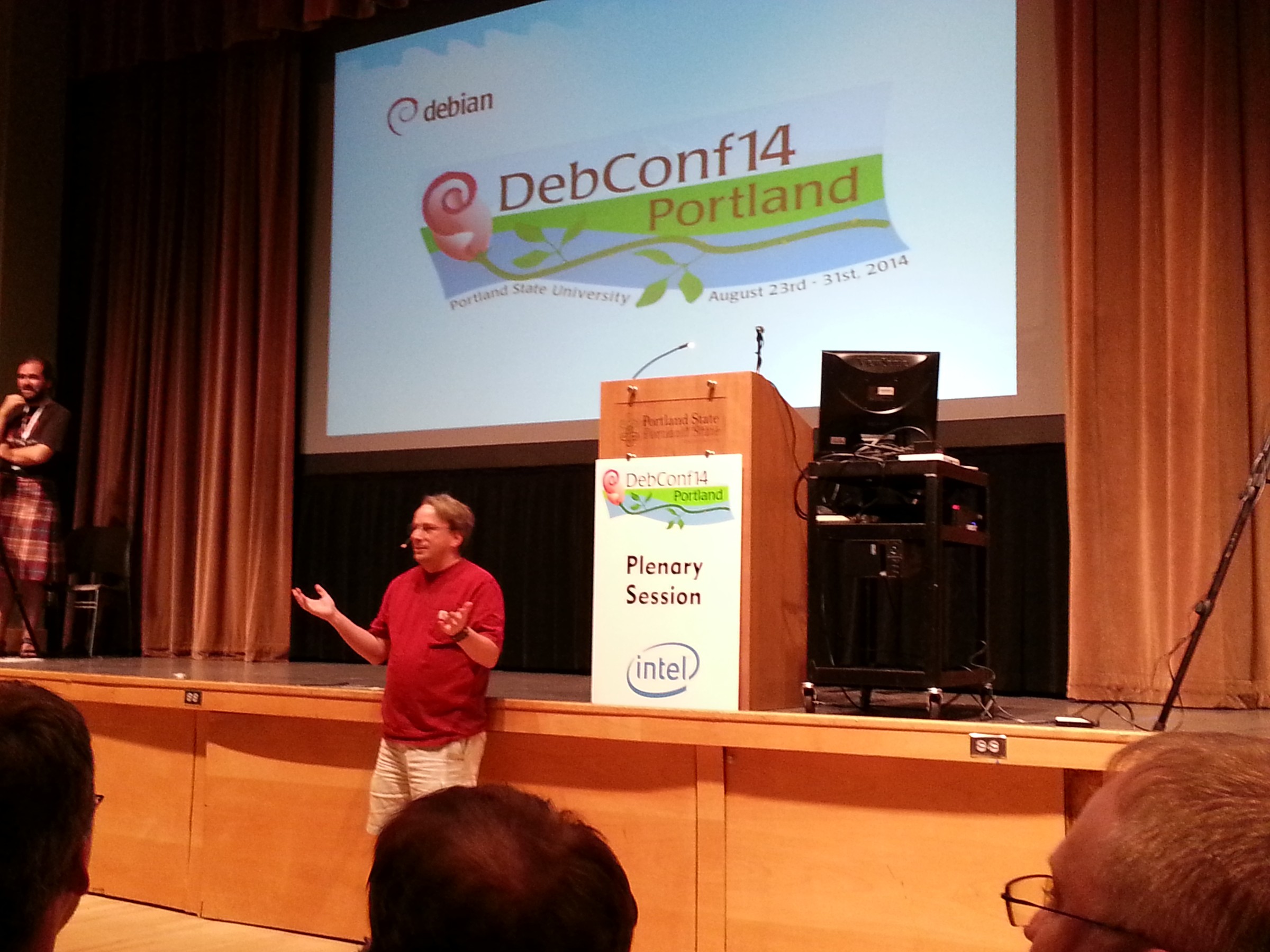 Linus Torvalds habla ante asistentes en DebConf14, Portland, el 29 de agosto de 2014. Fotografía de archivo; no corresponde al anuncio de Linux 7.3-rc7.