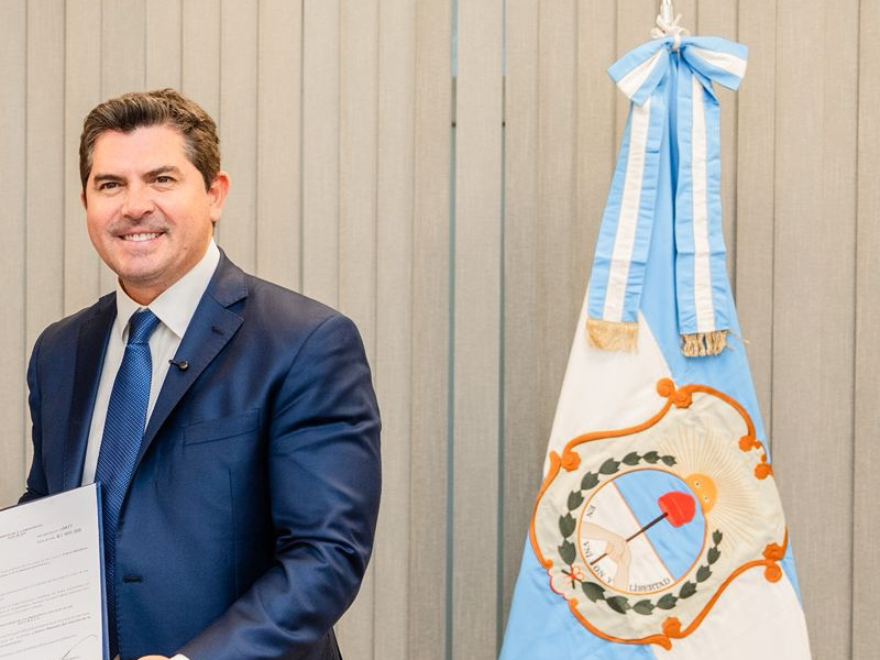 Marcelo Orrego en una reunión institucional del 18 de mayo de 2026 en San Juan. Recorte de archivo centrado en el gobernador; no corresponde al acto de la Comisaría 14ª.