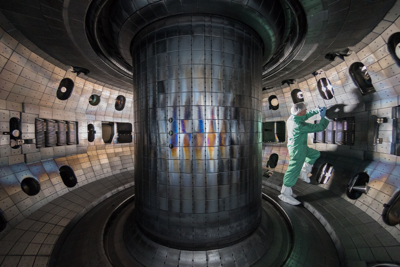 Interior del tokamak DIII-D durante tareas de mantenimiento en septiembre de 2017. Fotografía de archivo del equipo que aportó datos al ensayo; no muestra el chip ni la prueba de 2026.