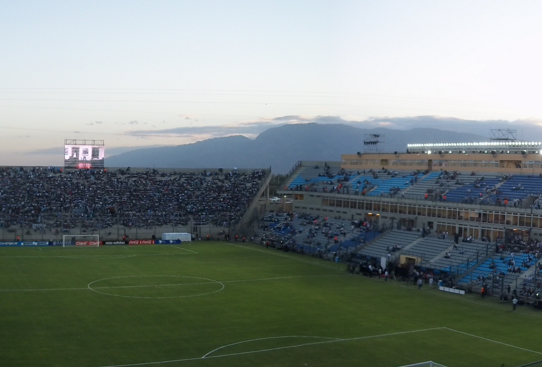 Campo de juego y tribunas del Estadio San Juan del Bicentenario, en Pocito. Fotografía de archivo de 2011, no del partido anunciado.