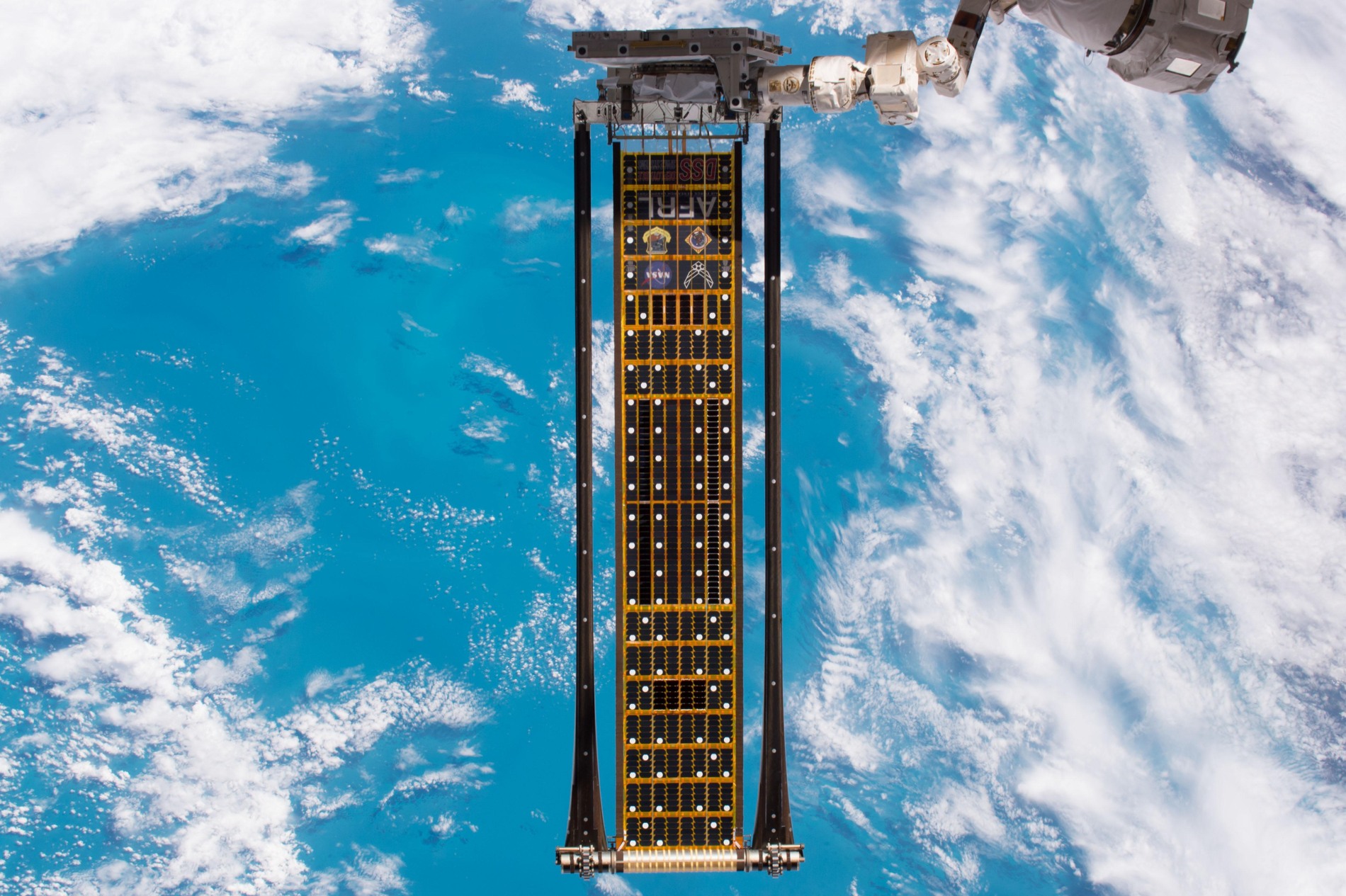 Prototipo ROSA desplegado junto a la Estación Espacial Internacional el 18 de junio de 2017. Archivo; no es el equipo encargado por Axiom.