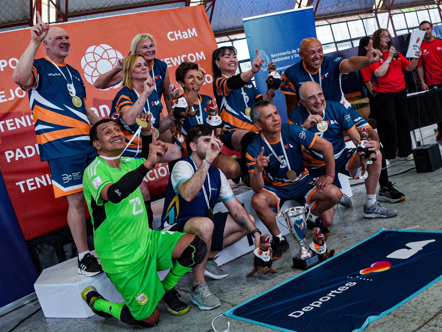 Participantes premiados en los Juegos Nacionales de Adultos Mayores 2026 en San Juan, en una fotografía del balance oficial de cierre.