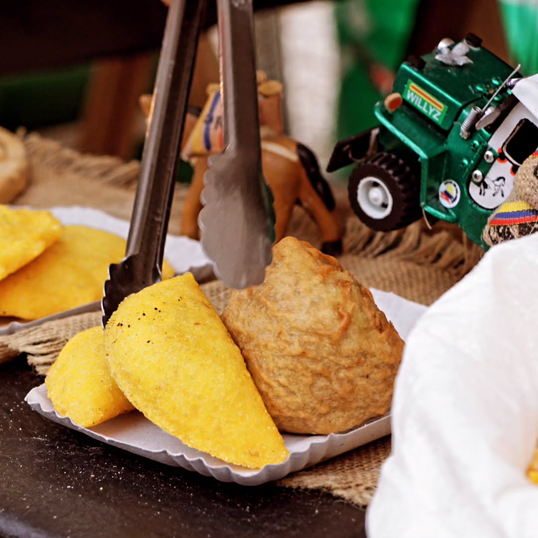 Empanadas y otros productos gastronómicos de un puesto de Feria Migrante, en una fotografía de archivo difundida por el Gobierno de la Ciudad de Buenos Aires. No registra la edición futura del 17 y 18 de octubre.