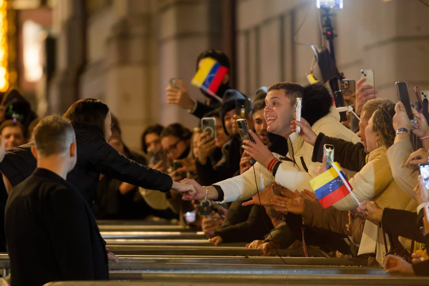 María Corina Machado saluda a simpatizantes en Oslo en 2025; imagen de archivo, no de la caravana en Zulia.