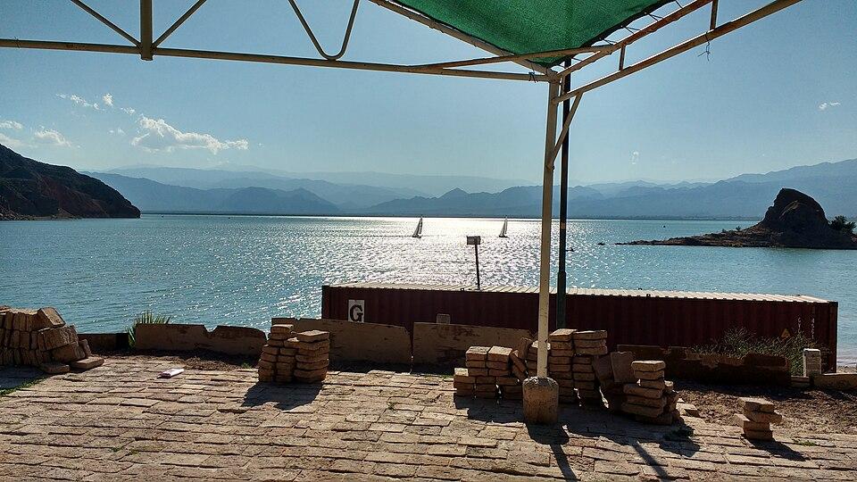 Vista del Dique de Ullum, San Juan, fotografía de archivo.