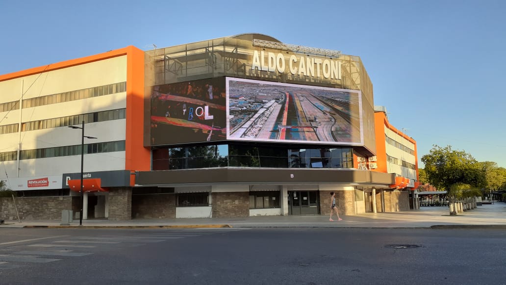 Fachada del Estadio Aldo Cantoni, sede del punto de encuentro de la caminata. Fotografía de archivo de 2020.
