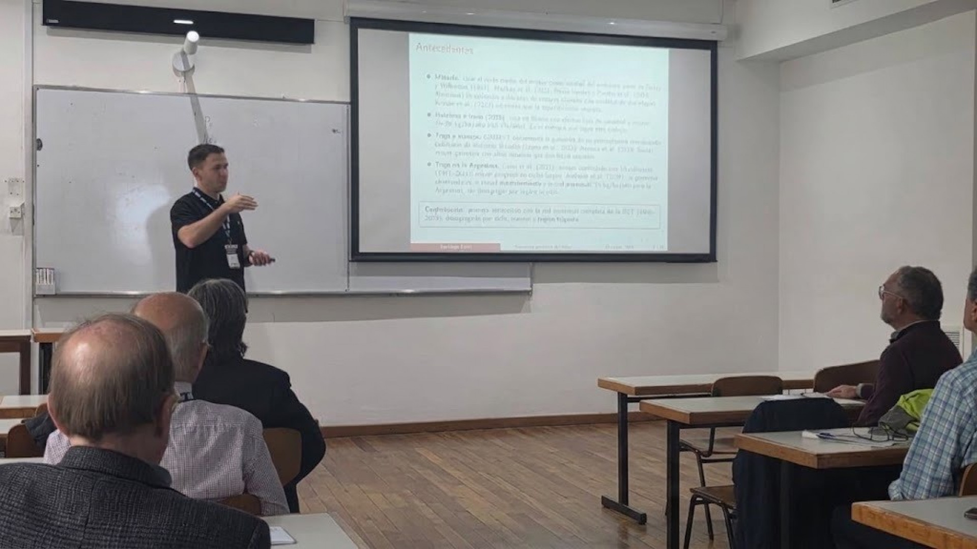 Santiago Felici durante una exposición de su investigación sobre trigo; fotografía difundida por el INTA el 29 de octubre de 2026. No representa una ceremonia de premiación.