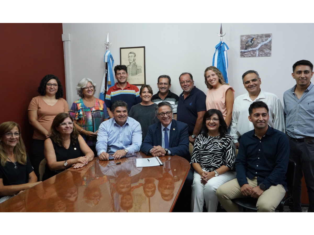 Archivo de febrero de 2024: autoridades de Sarmiento y de la Universidad Nacional de San Juan reunidas alrededor de la mesa de firma de un acuerdo educativo.
