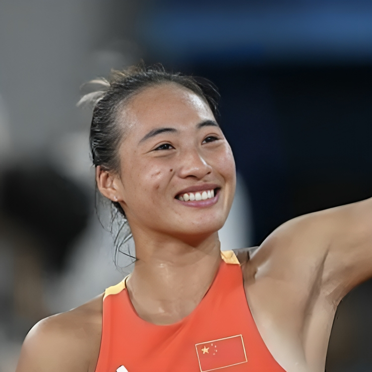 Zheng Qinwen sonríe con la camiseta china en los Juegos Olímpicos de París 2024. Fotografía de archivo, ajena a la final de Beijing de 2026.