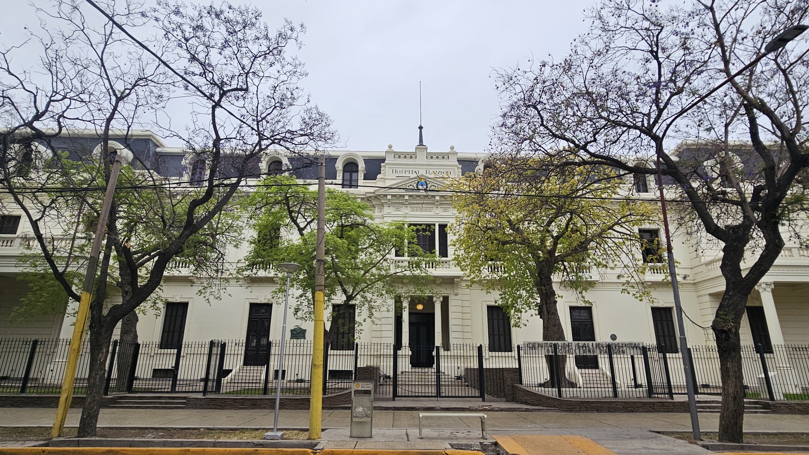 Fachada histórica del Hospital Dr. Guillermo Rawson, en Capital, fotografiada el 11 de octubre de 2026. Foto de archivo anterior a la comunicación del balance de restauración del 18 de octubre.