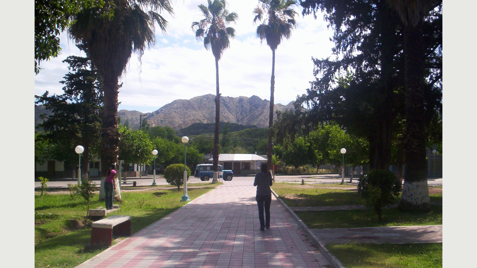 Plaza San Agustín, en San Agustín del Valle Fértil, en una fotografía de archivo de 2008 de EagLau. Es el espacio público de concentración anunciado para la jornada; no muestra la actividad de octubre de 2026 ni identifica a participantes o pacientes. Foto íntegra, sin recorte, con márgenes neutros a 16:9.