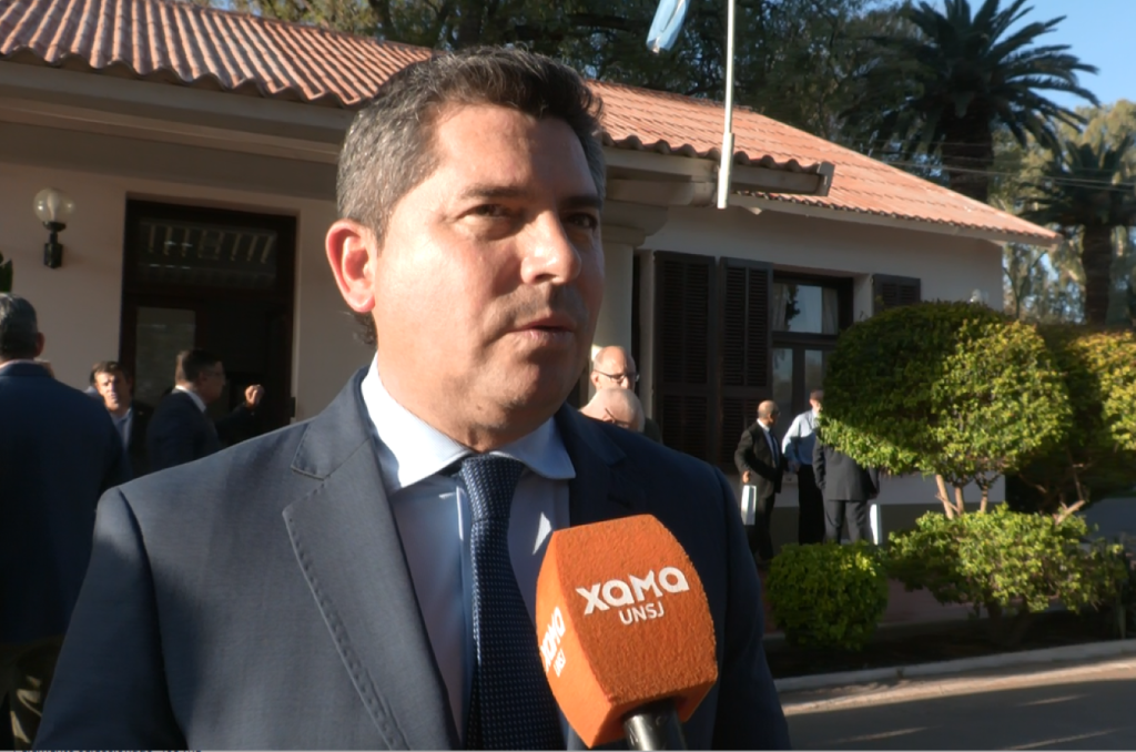 Archivo del 16 de septiembre de 2025: Marcelo Orrego habla con Xama Noticias en Casa de Gobierno. La imagen no corresponde a la entrega de viviendas en Chimbas.