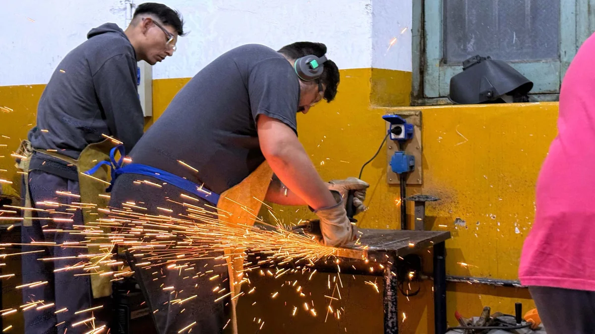 Trabajadores en una actividad de capacitación en soldadura, imagen publicada por Diario de Cuyo.
