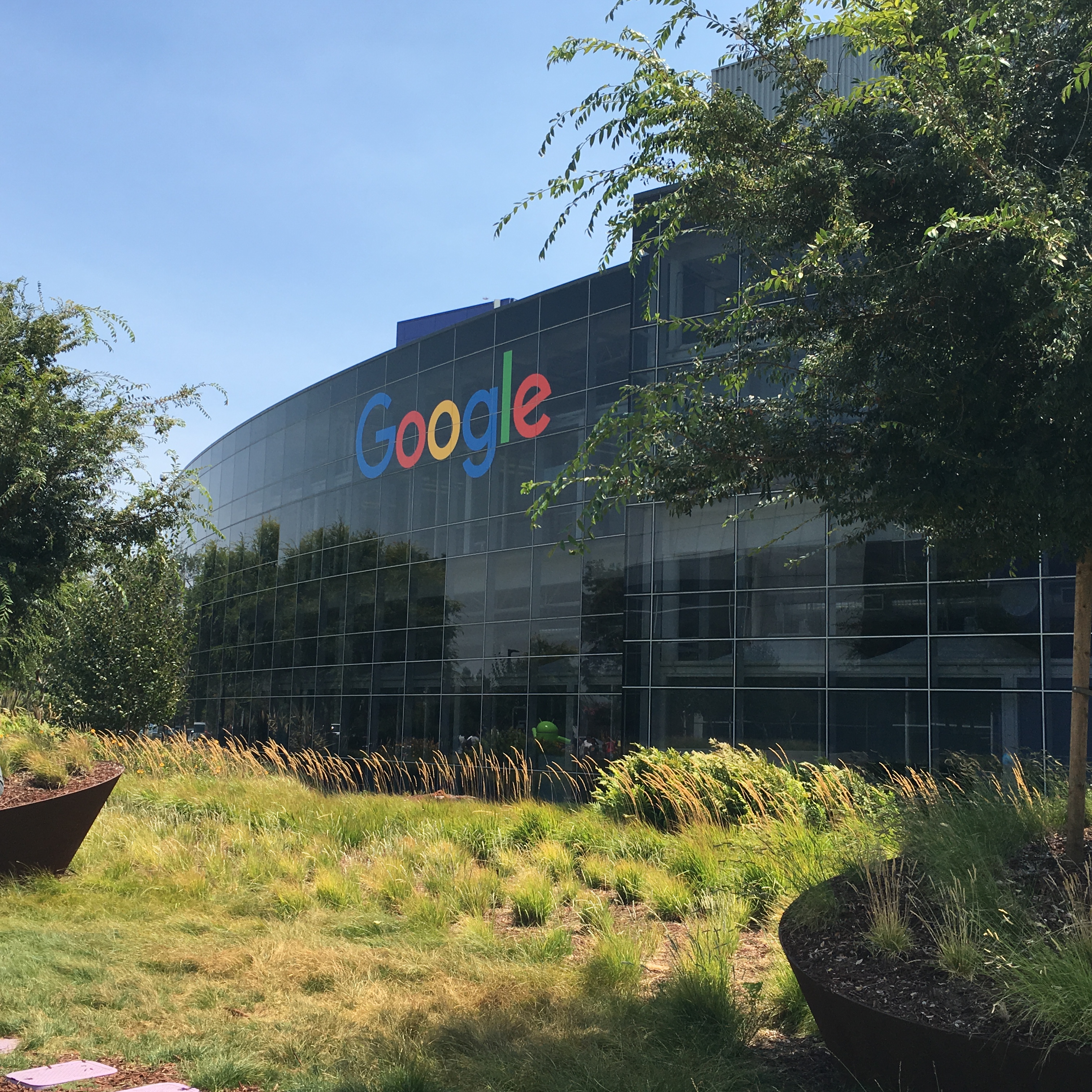 Fachada de la sede de Google con su logotipo y jardines; fotografía de archivo de julio de 2016.