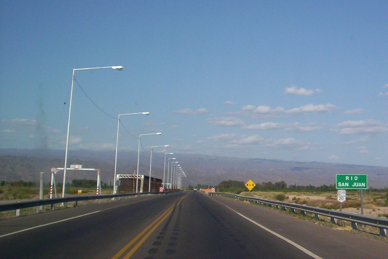 Ruta Nacional 20 junto al puente sobre el río San Juan, en una fotografía de archivo del 17 de enero de 2008. No muestra las obras anunciadas en 2026.