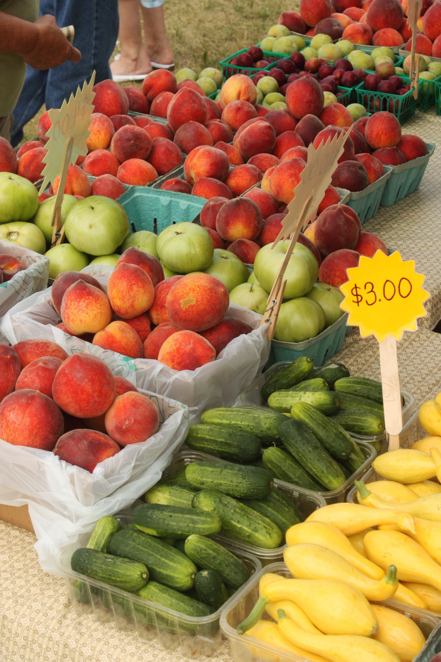 Frutas y hortalizas en un puesto de mercado, en una fotografía de archivo de 2011. Imagen ilustrativa ajena a Pocito y a sus precios.