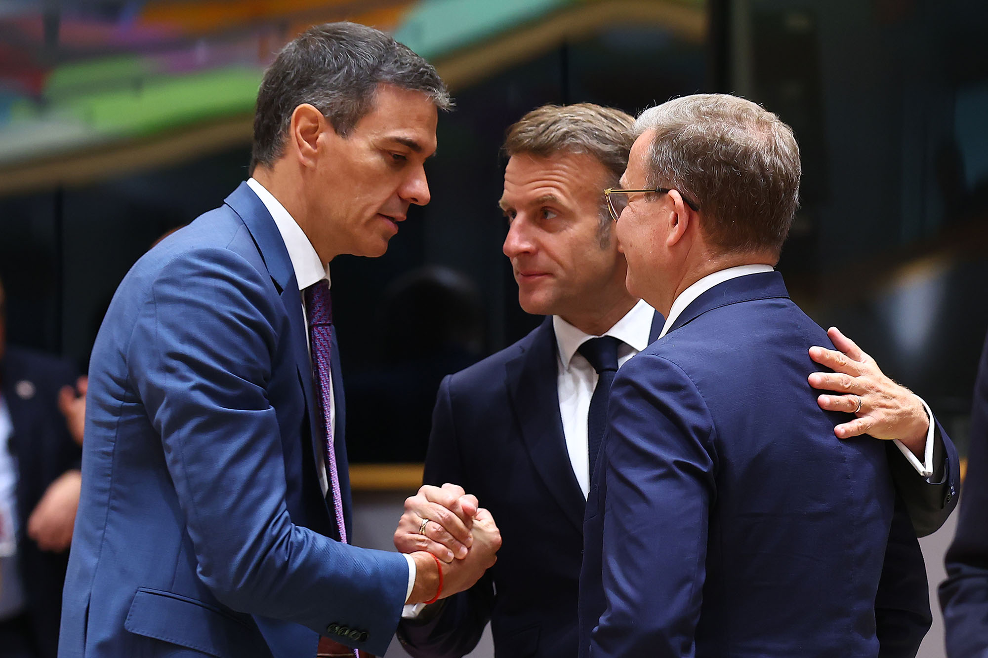 Pedro Sánchez y Emmanuel Macron se saludan durante el Consejo Europeo de junio de 2026 en Bruselas.