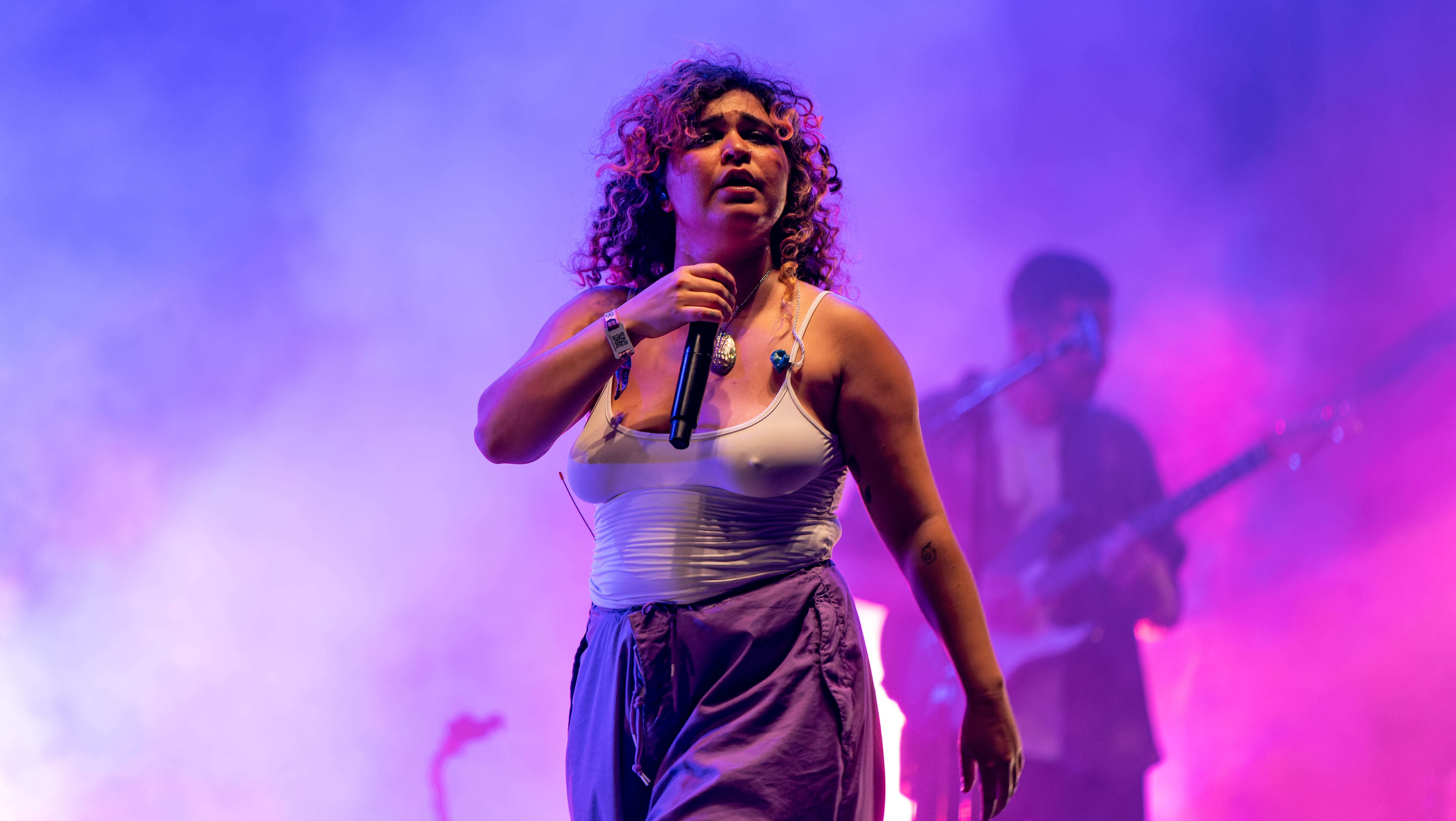 Remi Wolf canta con un micrófono en el Primavera Sound de Barcelona, en junio de 2022. Fotografía de archivo, anterior al lanzamiento de Mud.