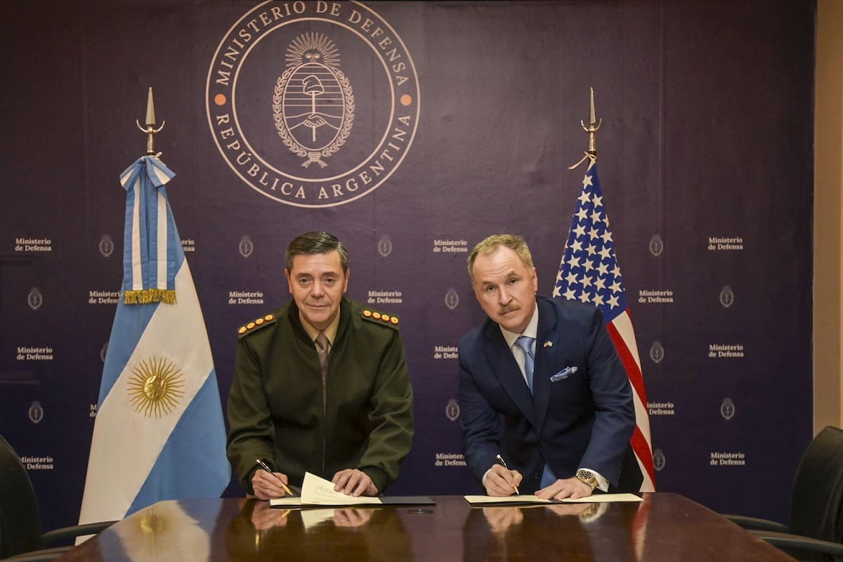 Carlos Presti y Peter Lamelas durante un encuentro institucional.