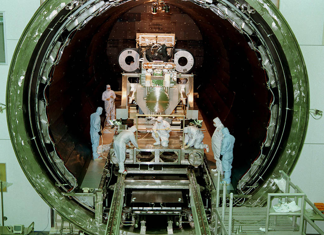 Fotografía de archivo del montaje de la cámara de alta resolución de Chandra con su sistema de espejos en una cámara de vacío de NASA Marshall, antes del lanzamiento de 1999.