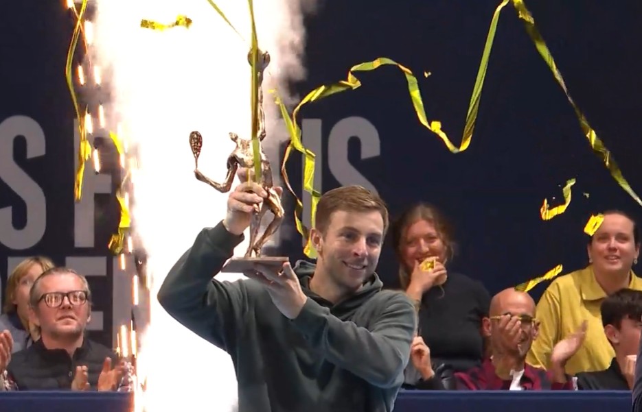 Tallon Griekspoor levanta el trofeo de Bruselas tras la final del 25 de octubre de 2026, imagen publicada por Tennis Now.