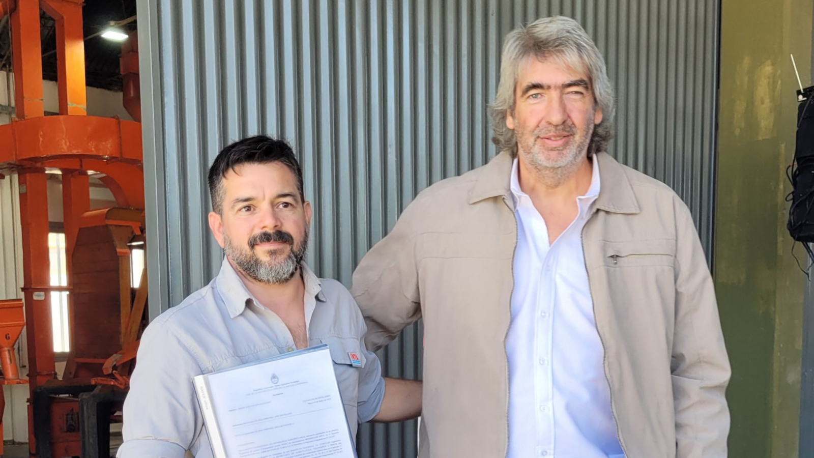 Lucas Guillén, a la izquierda, junto a Sergio Romero Krause en Pocito el 9 de mayo de 2025. Archivo; recorte horizontal de una foto de la entrega de la constancia de Morrillos INTA.