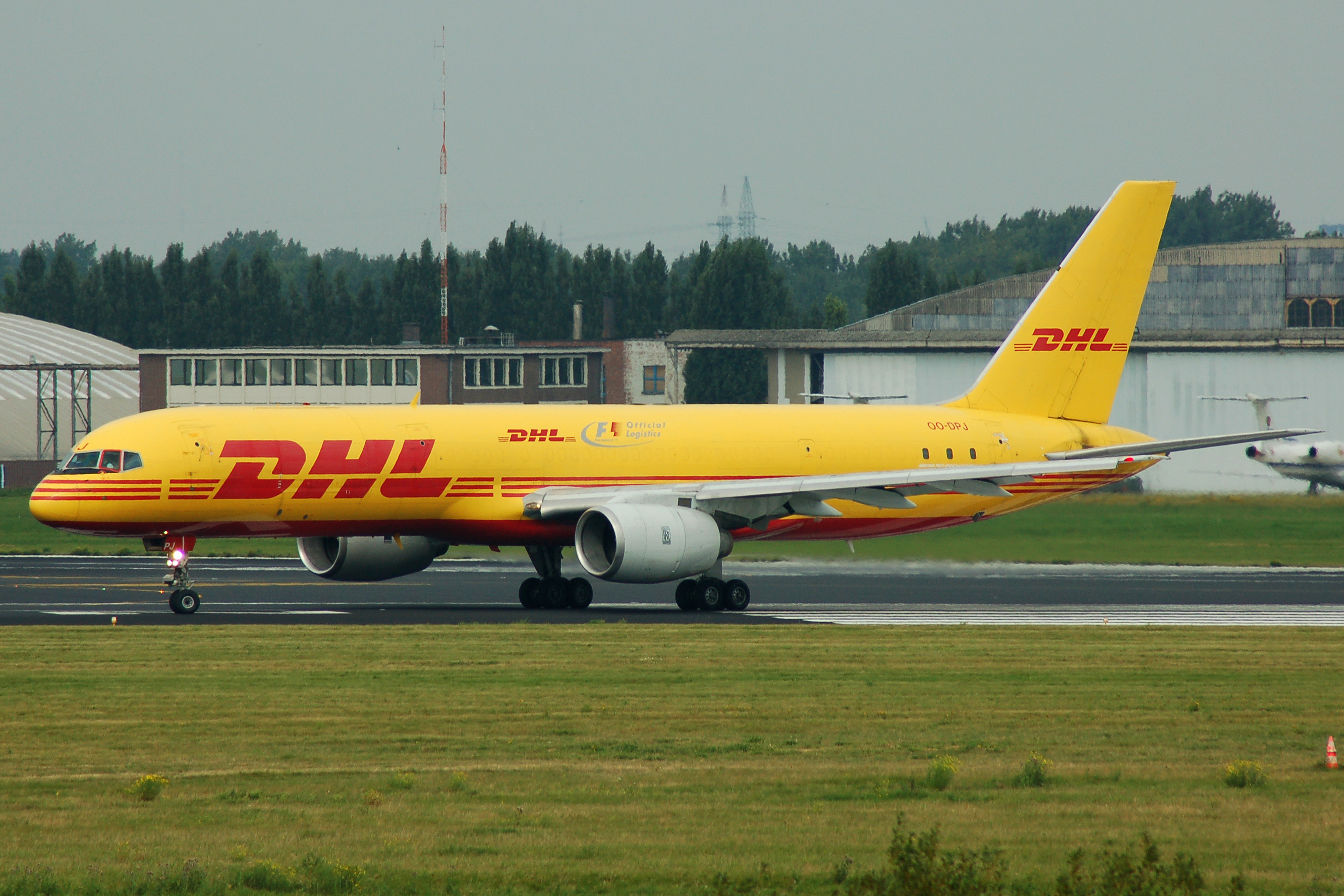 Avión Boeing 757 con los colores de DHL en el aeropuerto de Bruselas, el 2 de septiembre de 2007. Archivo ilustrativo de la actividad logística de la empresa que encargó el estudio; no muestra su presentación.