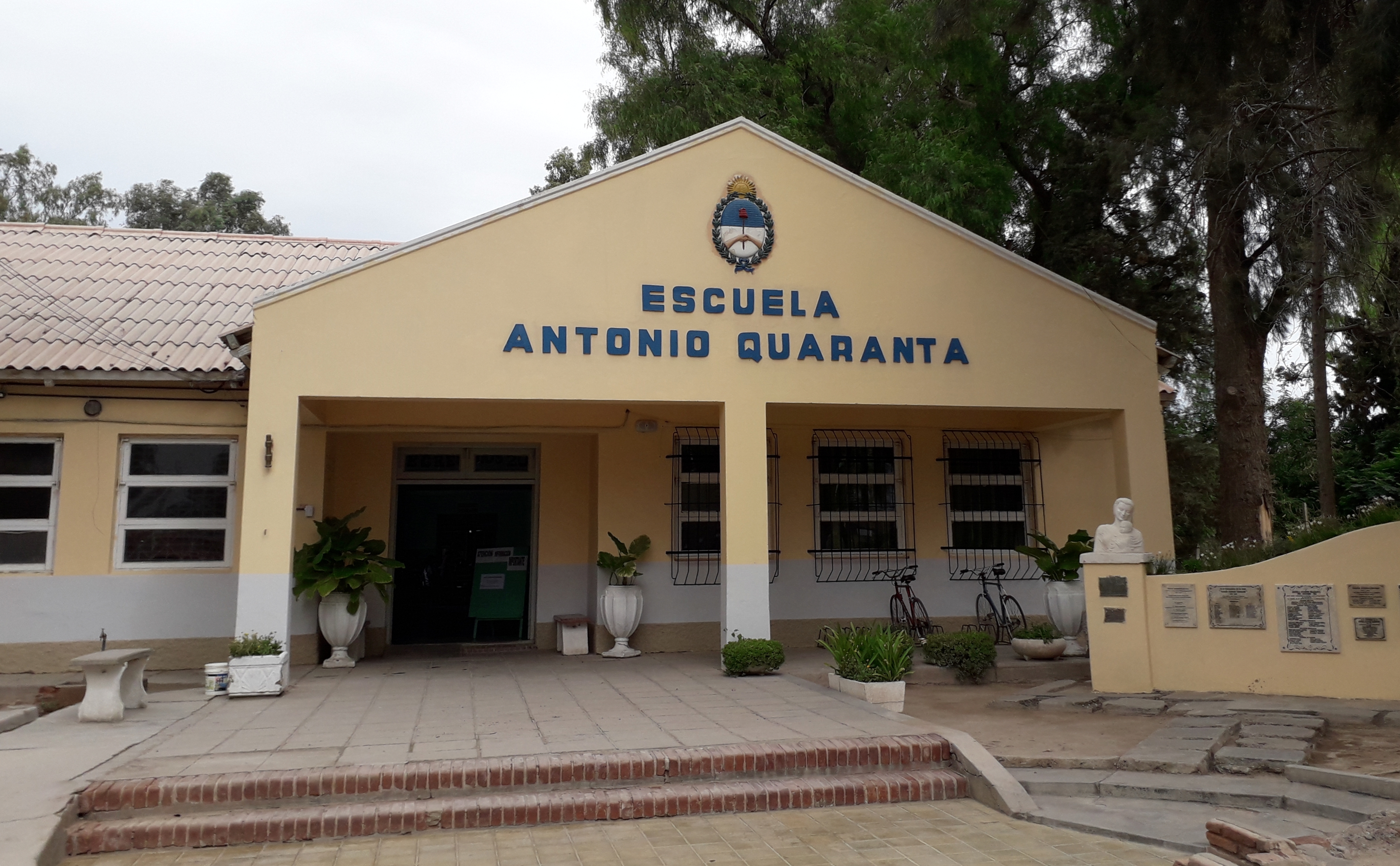 Fachada de la Escuela Antonio Quaranta en San José de Jáchal. Fotografía de archivo del 21 de febrero de 2020; no muestra la jornada de la suspensión.