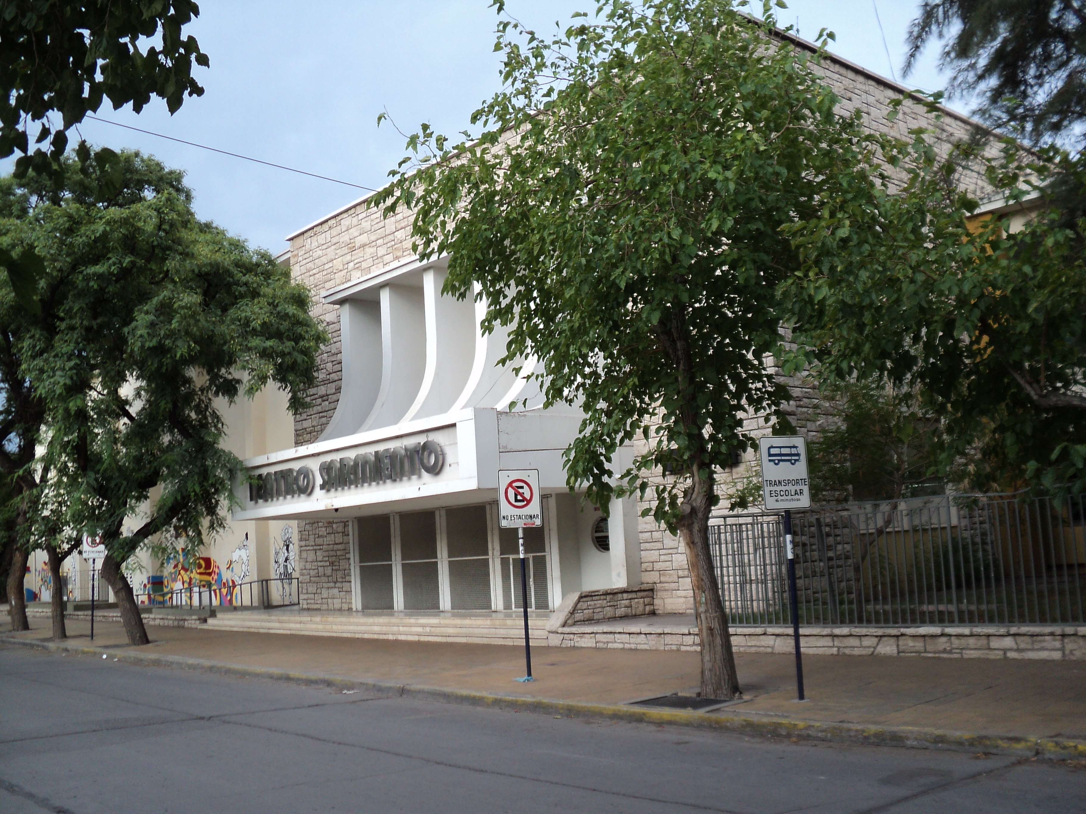 Fachada del Teatro Sarmiento de San Juan en una fotografía de archivo anterior a su remodelación de 2025; no corresponde a la función anunciada.