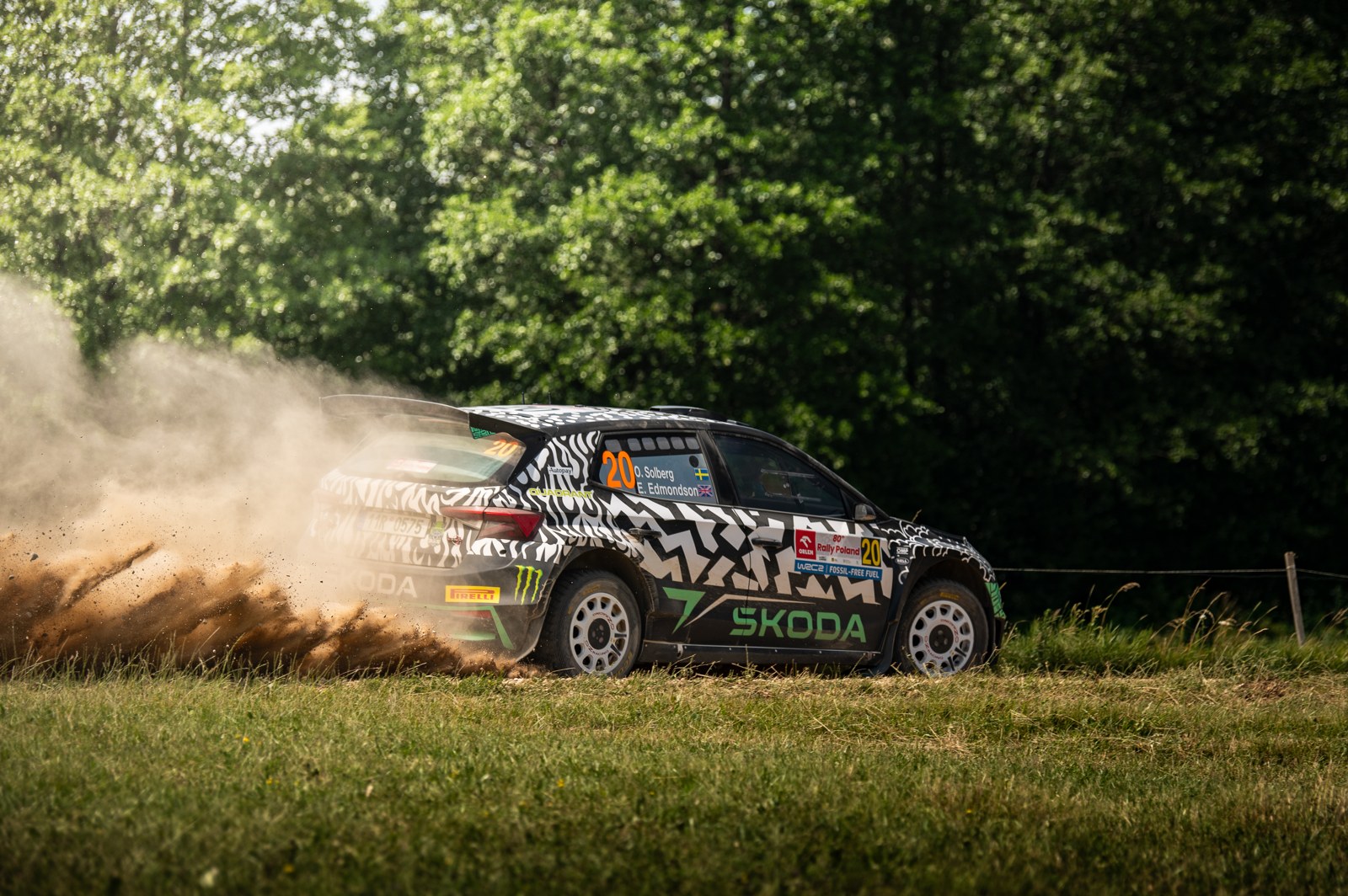 Oliver Solberg y Elliott Edmondson compiten con un Škoda Fabia en el Rally de Polonia de 2024. Fotografía de archivo; no corresponde al Toyota ni a la carrera de Cerdeña de 2026.
