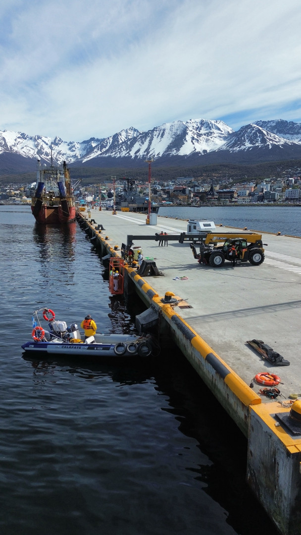 Operarios y maquinaria trabajan junto al borde del muelle del Puerto de Ushuaia. Fotografía publicada por ANPYN con su informe del 19 de octubre de 2026; no consta la fecha exacta de toma.
