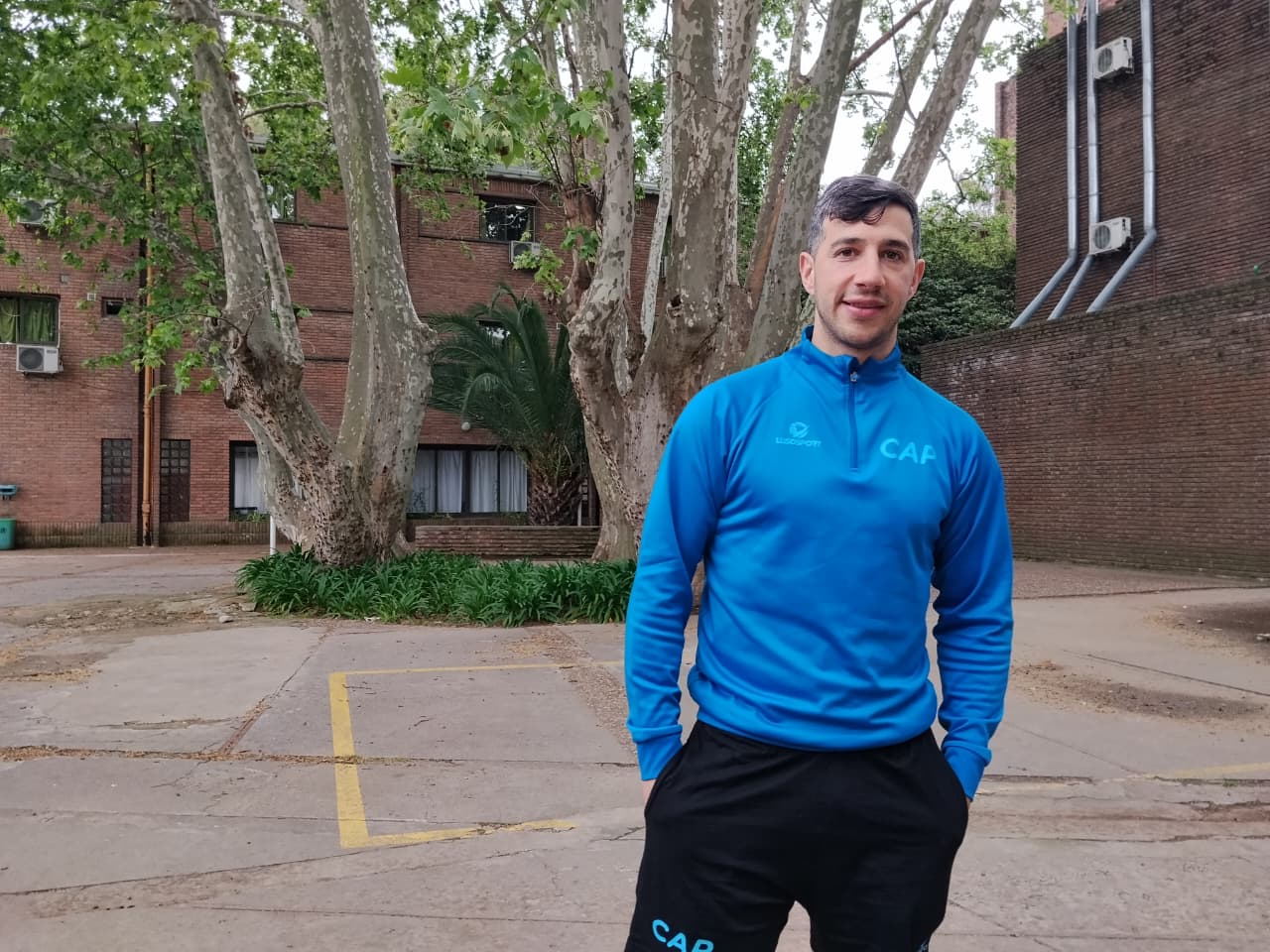 Lucas Ordóñez con indumentaria del seleccionado de hockey sobre patines durante la visita al CeNARD difundida el 9 de octubre de 2026. Archivo previo al Mundial; no corresponde a la semifinal.