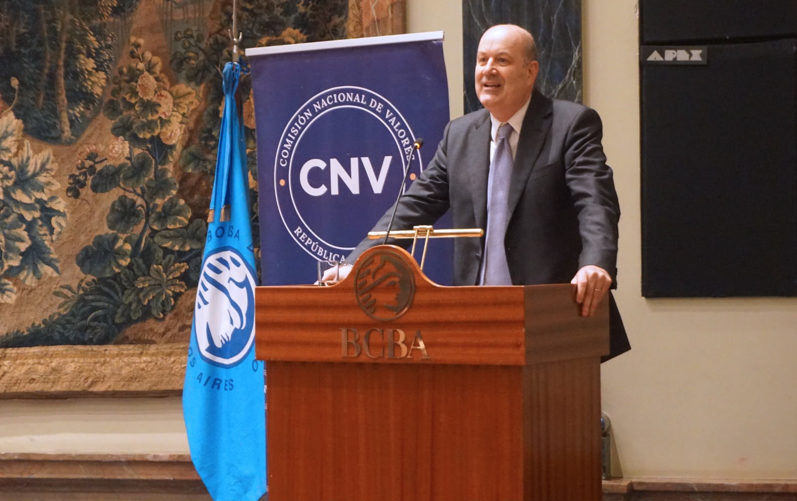 Federico Sturzenegger expone ante un atril de la Bolsa de Comercio de Buenos Aires durante la apertura de la Semana Mundial del Inversor 2026.