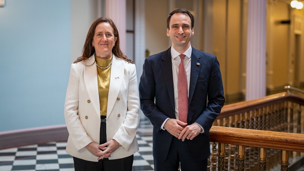 Adriana Baravalle y Michael Kratsios en la fotografía oficial del encuentro difundida el 16 de octubre de 2026; día de captura no especificado.