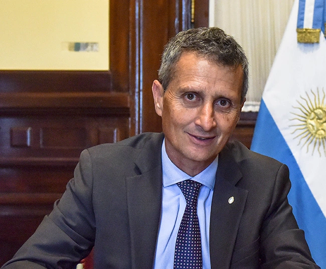 Retrato de Carlos Platero, ministro de Familia y Desarrollo Humano de San Juan. Recorte de una fotografía institucional de octubre de 2024.