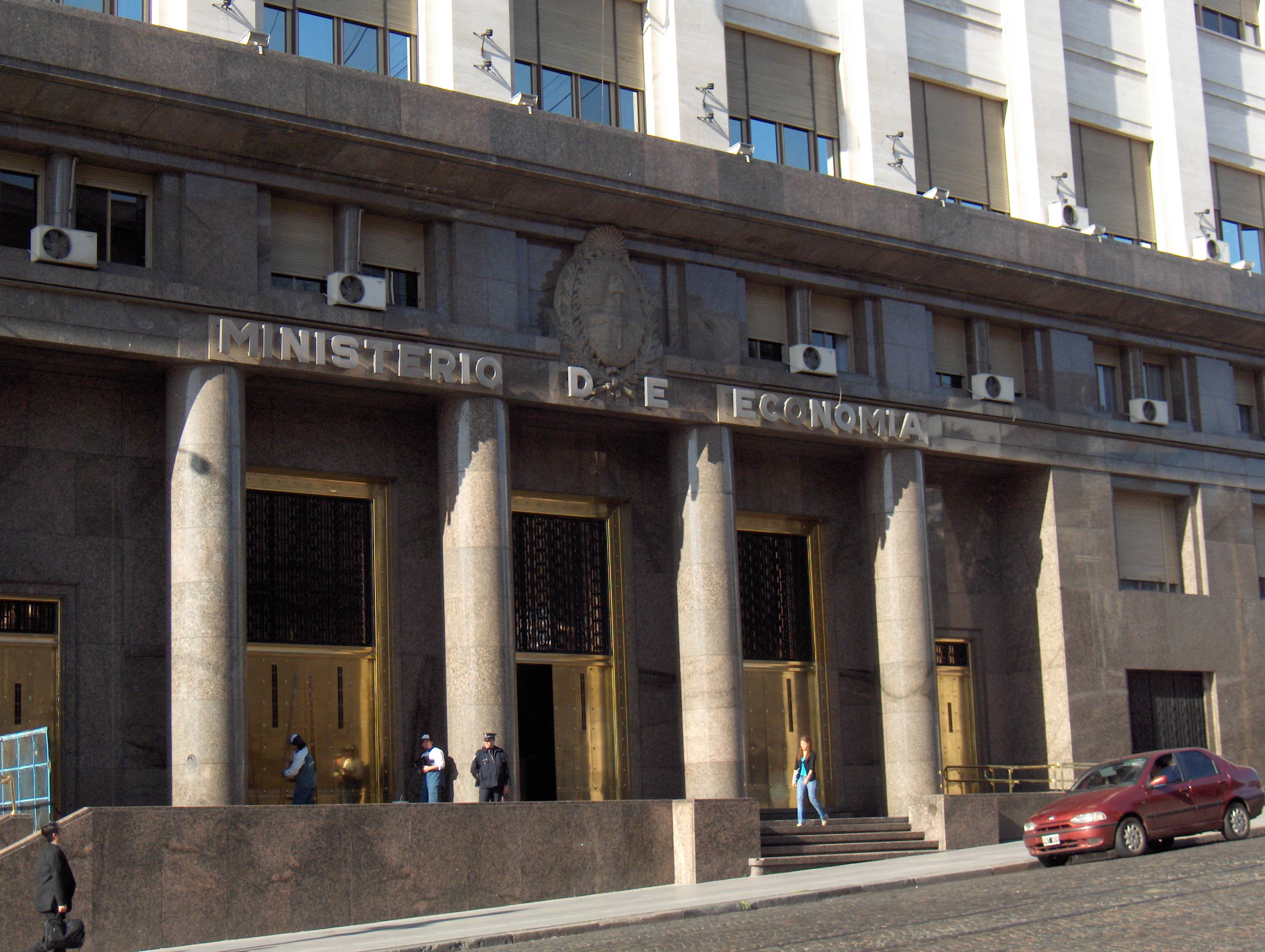 Entrada del Ministerio de Economía de la Nación en Buenos Aires, fotografiada por Sking el 9 de octubre de 2006. Imagen de archivo; no muestra la licitación de octubre de 2026.