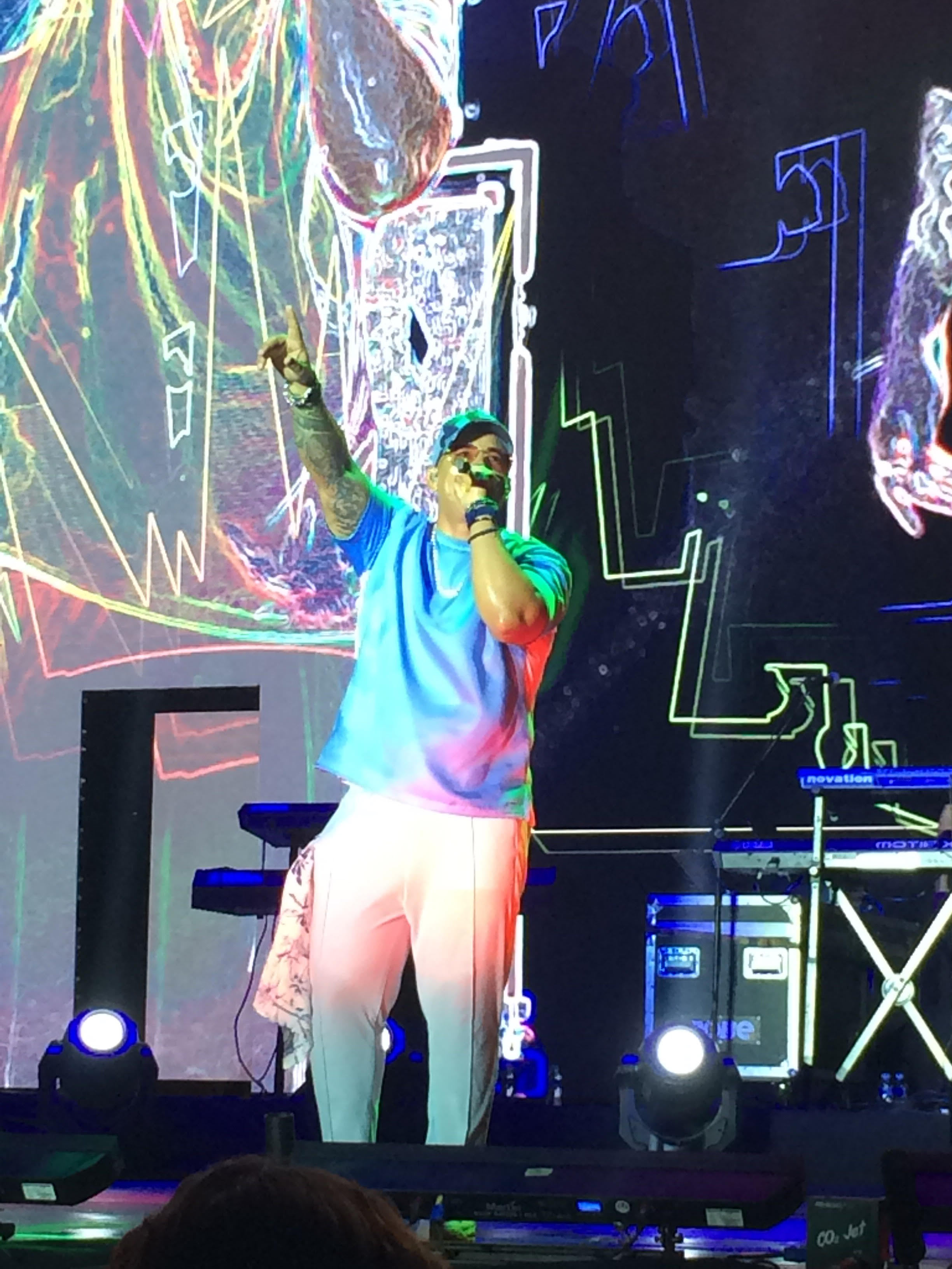 Daddy Yankee canta durante un concierto en Honduras, en una fotografía de archivo del 20 de julio de 2019.