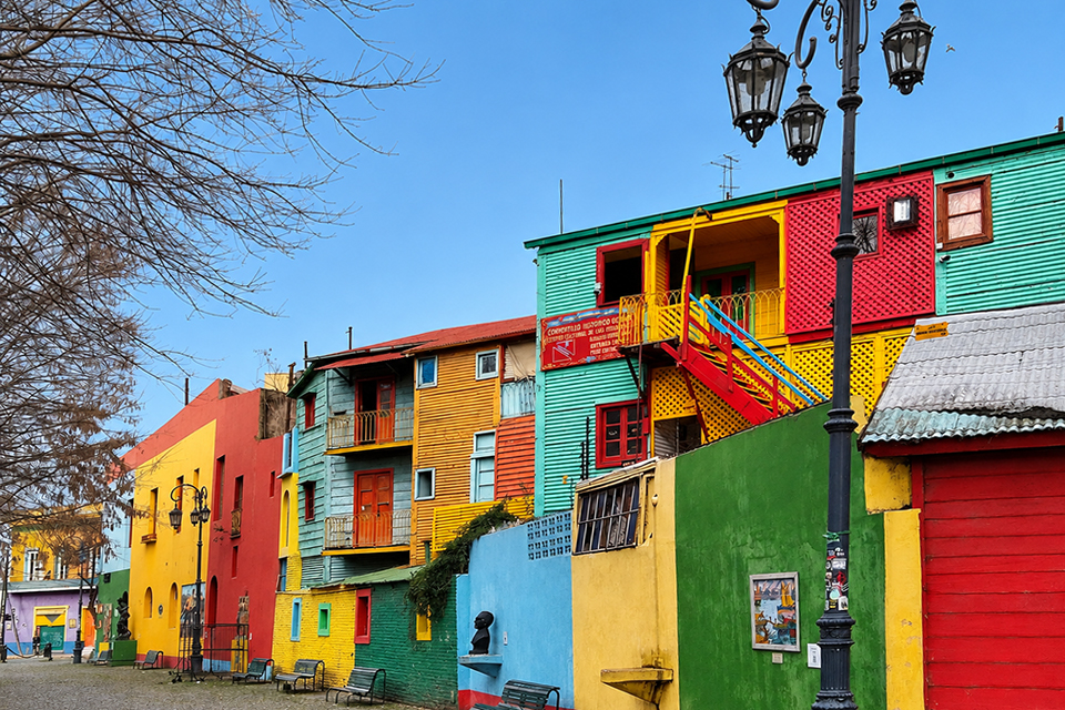 Fachadas de colores y faroles de Caminito, en La Boca. Fotografía de archivo difundida por el Gobierno porteño el 15 de octubre de 2026; fecha de toma no informada. No registra la jornada anunciada.