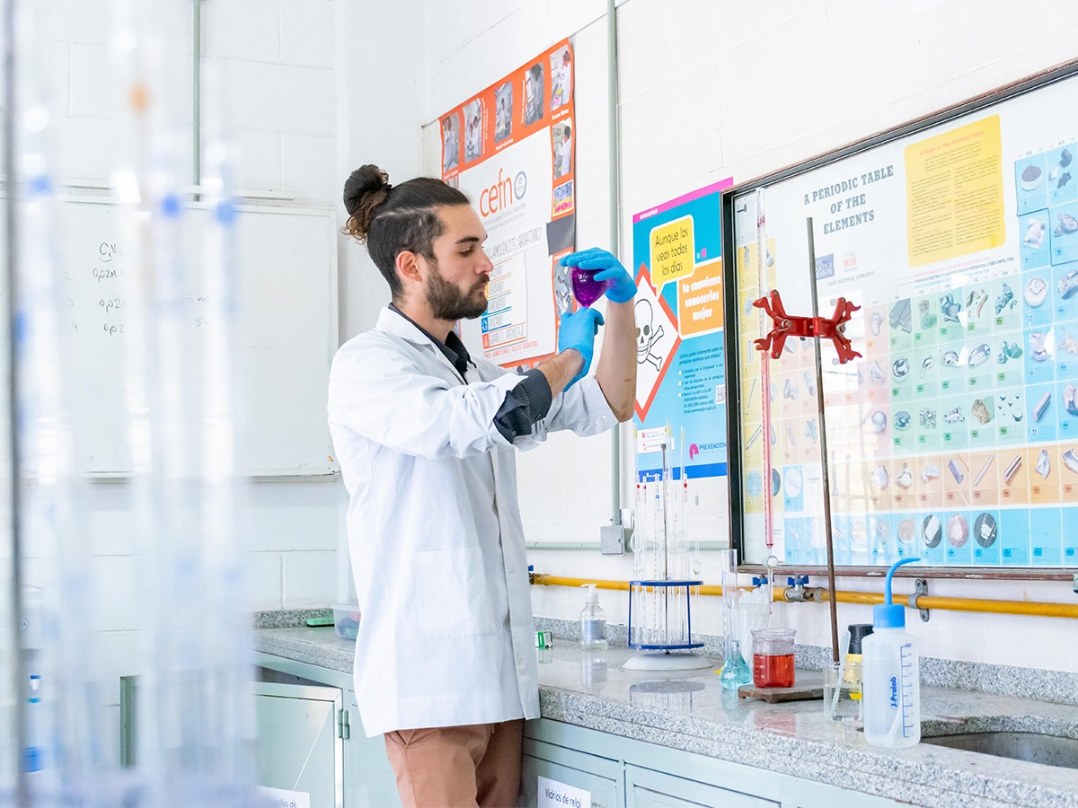 Trabajo de laboratorio en la Facultad de Ciencias Exactas, Físicas y Naturales de la UNSJ. Imagen institucional de archivo difundida para la convocatoria; no corresponde a la jornada futura.