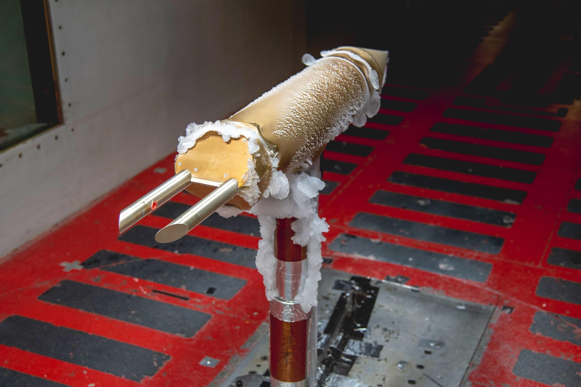 Hielo acumulado sobre una sonda de medición durante las pruebas de junio de 2026 en el túnel del Centro Glenn