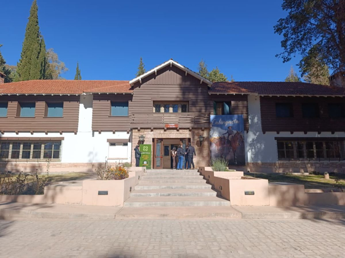 Edificio de la Casa Sede de la UNSJ en Barreal. Fotografía de archivo de junio de 2026; no muestra la entrega actual.