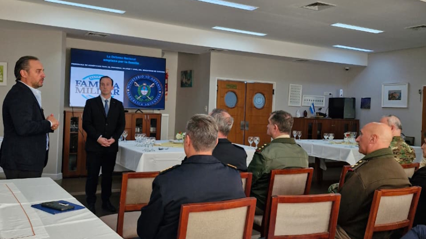 Reunión de trabajo del programa Familia Militar con autoridades de Defensa y de las Fuerzas Armadas, difundida el 24 de abril de 2026. Fotografía de archivo; no registra las adhesiones anunciadas en octubre.