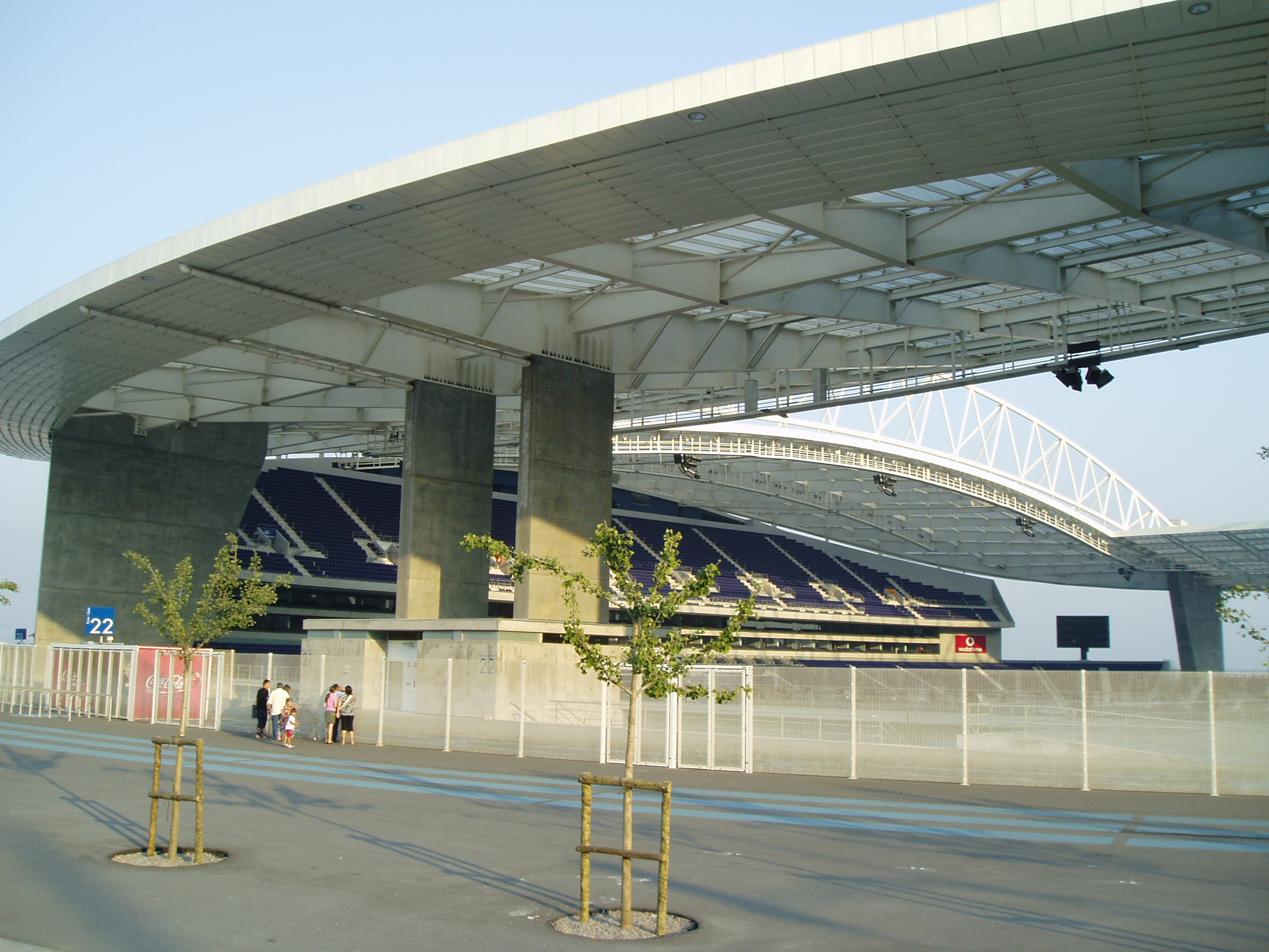 Vista exterior del Estádio do Dragão de Oporto. Foto de archivo de 2004, no corresponde al partido de octubre de 2026.