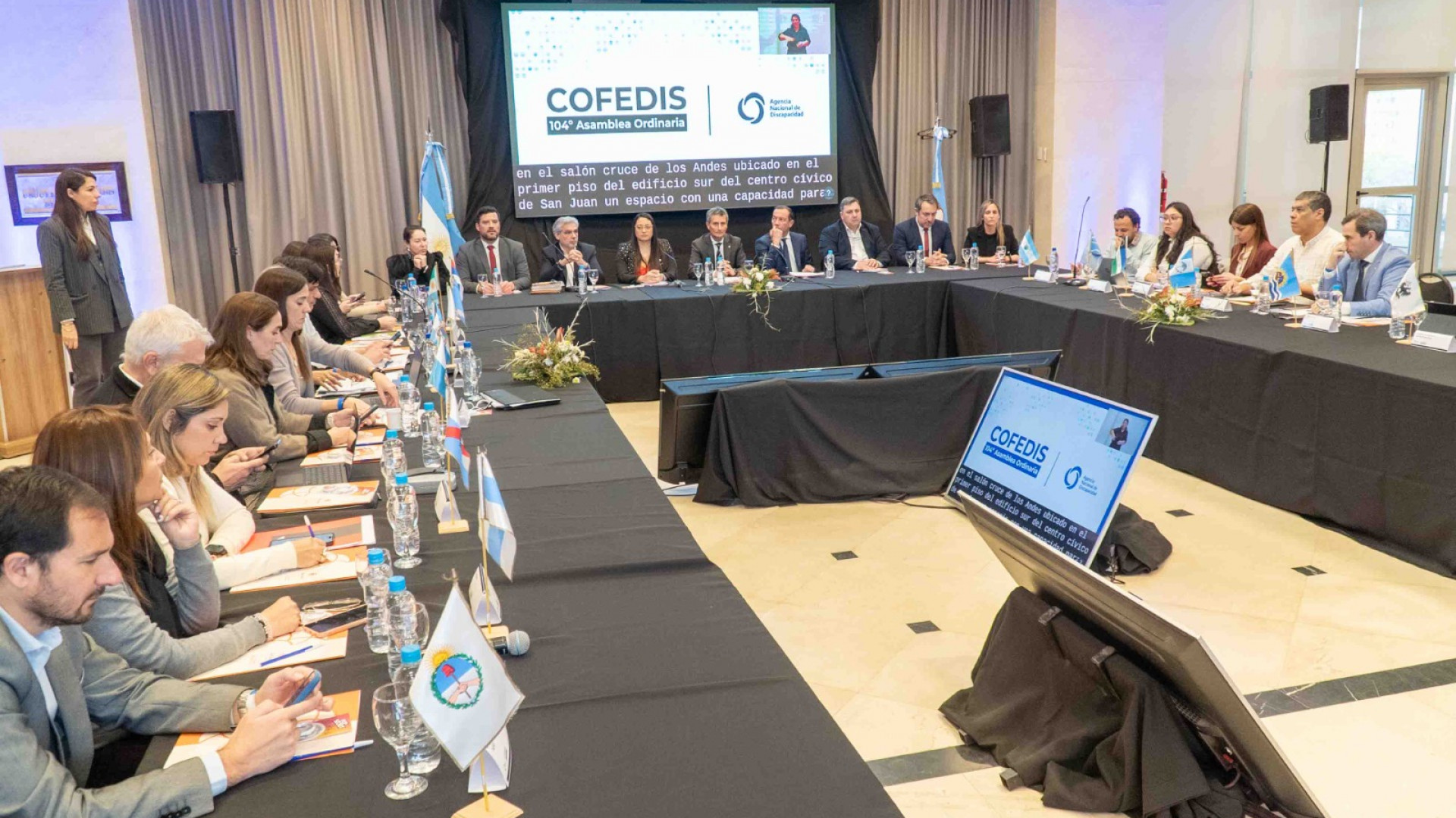 Apertura de la 104ª Asamblea del COFEDIS en San Juan, con Carlos Platero entre las autoridades. Archivo de agosto de 2025; no muestra el taller de IDEAS ni a su disertante.